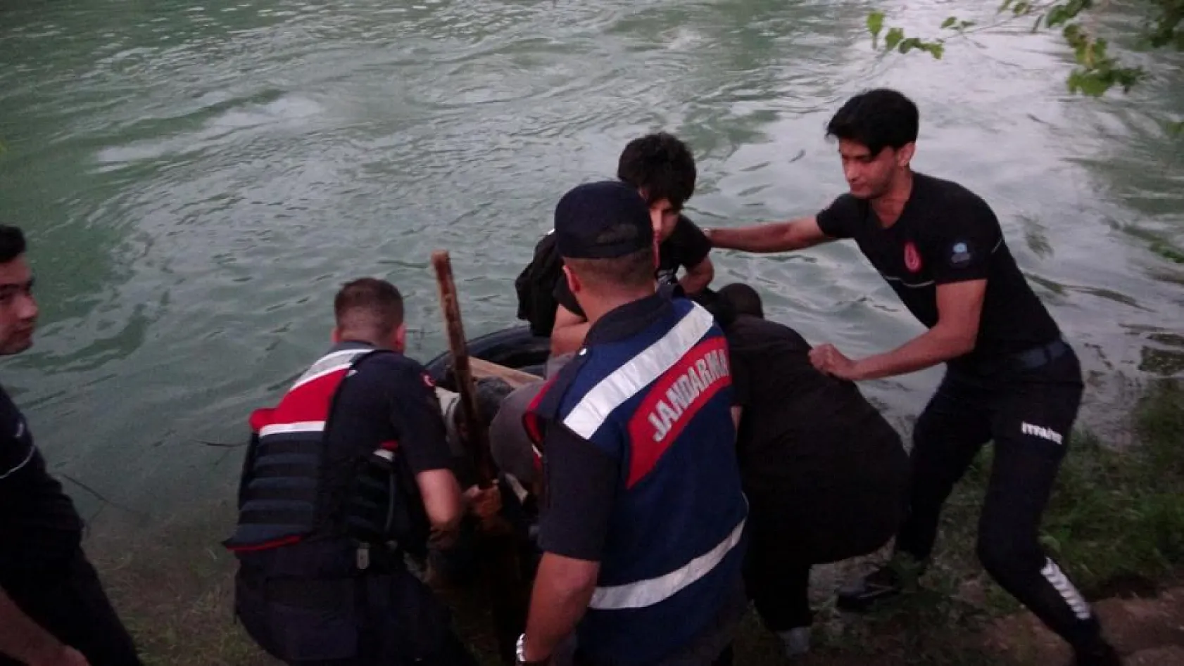 Antalya'da suların bir anda yükselmesiyle ırmaktaki adacıkta mahsur kalan 2 çocuğu şambrel ile kurtardı