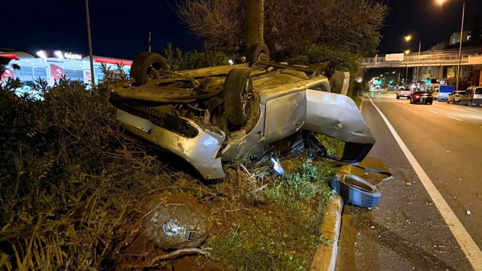 Antalya'da takla atan otomobildeki 4 kişi yaralandı