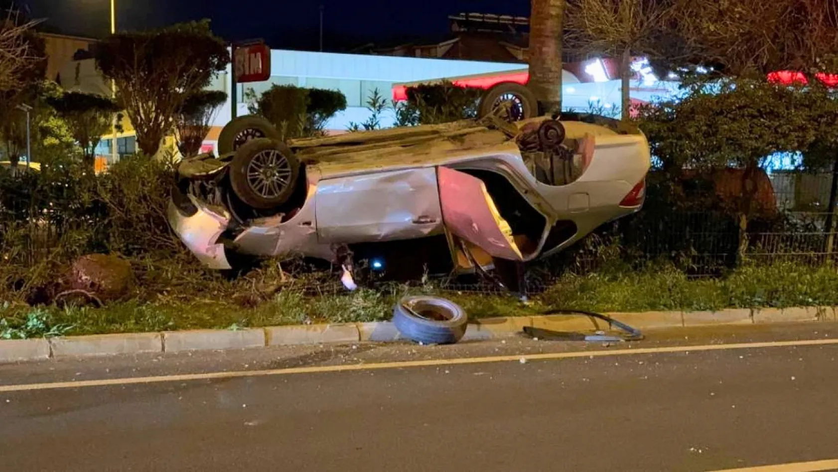 Antalya'da takla atan otomobildeki 4 kişi yaralandı