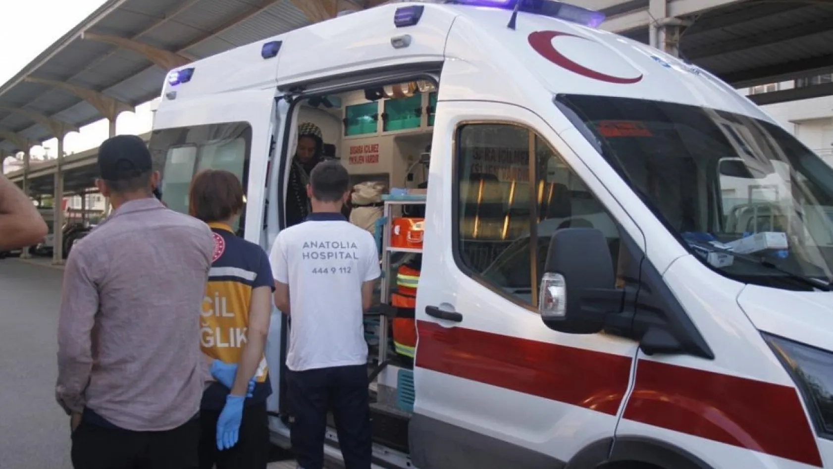 Antalya'da tarım işçilerini taşıyan iki minibüs çarpıştı: 5 yaralı