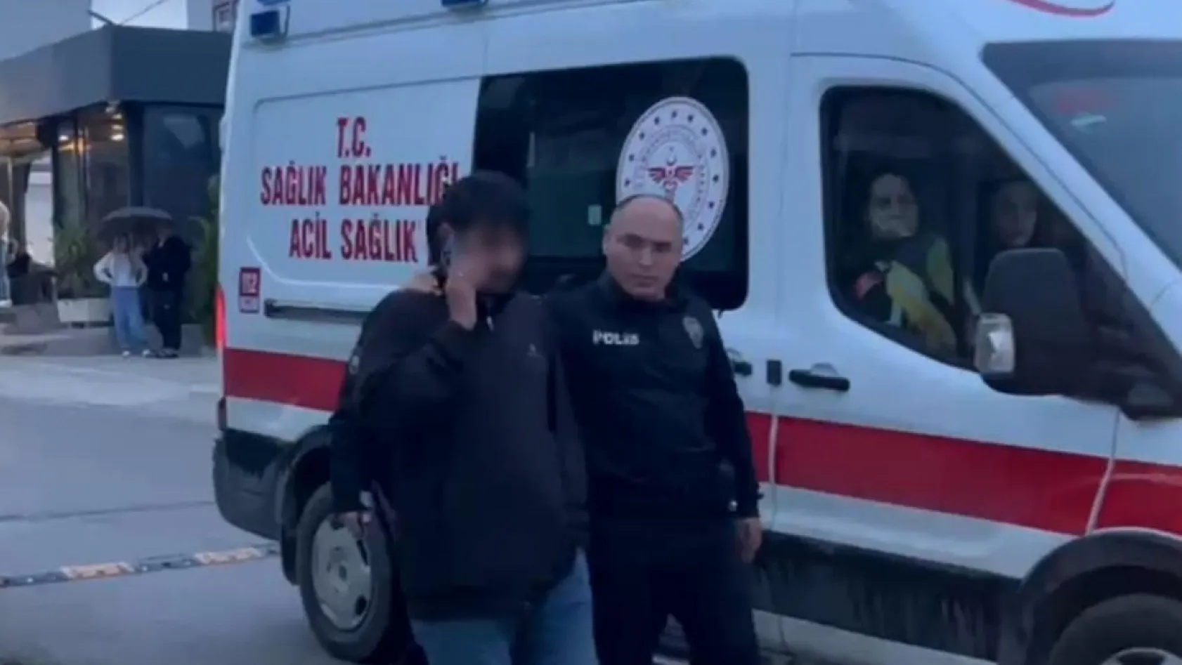 Antalya'da tartıştığı eşi telefonlara bakmıyor diye çatıya çıktı