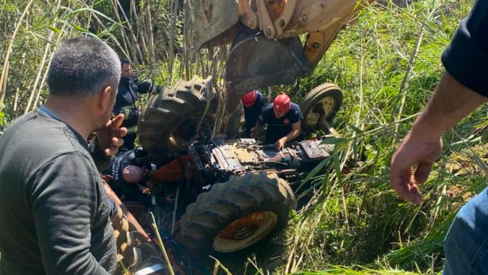 Antalya'da traktör dereye devrildi sürücü hayatını kaybetti