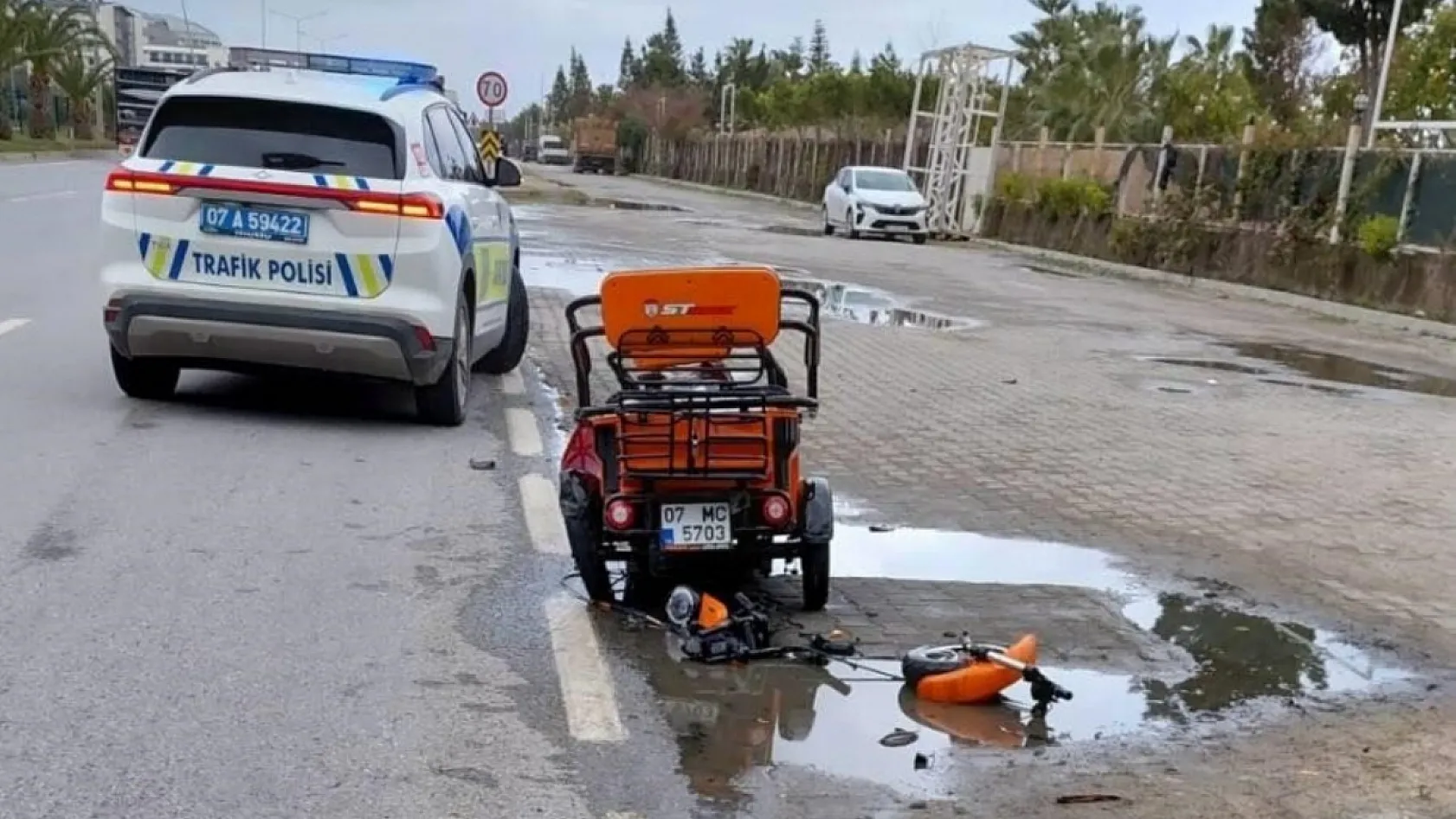 Antalya'da vinçle çarpışan elektrikli motosikletin Rus uyruklu sürücüsü hayatını kaybetti