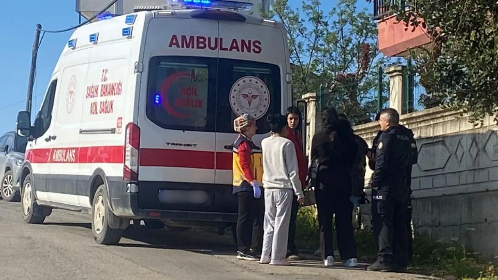 Antalya'da yanan evden 4 yaşındaki yeğenini çıkarmak isterken yaralandı