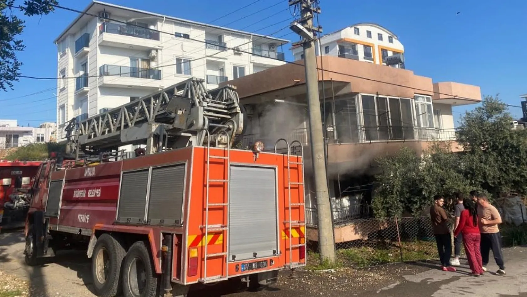 Antalya'da yanan evden 4 yaşındaki yeğenini çıkarmak isterken yaralandı