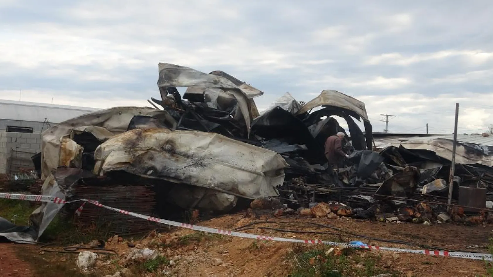 Antalya'da yangın faciası sera işçisi anne ve 5 çocuğu hayatını kaybetti
