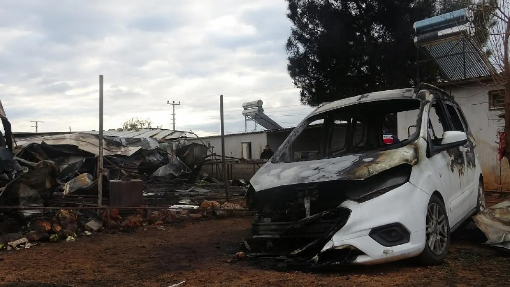 Antalya'da yangın faciası sera işçisi anne ve 5 çocuğu hayatını kaybetti
