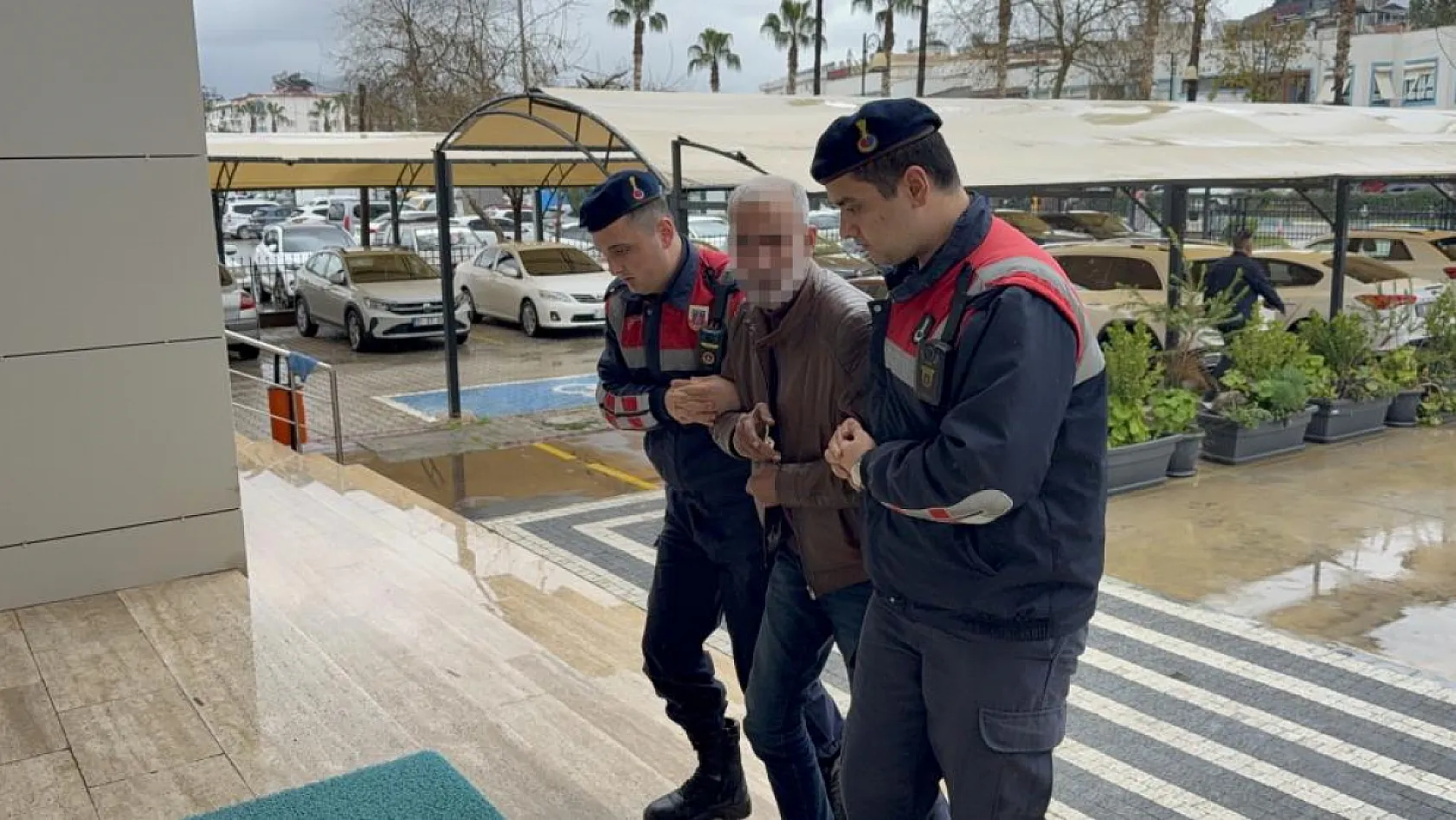 Antalya'da yol kenarında ölü bulunan kadının kocası ile oğlu tutuklandı