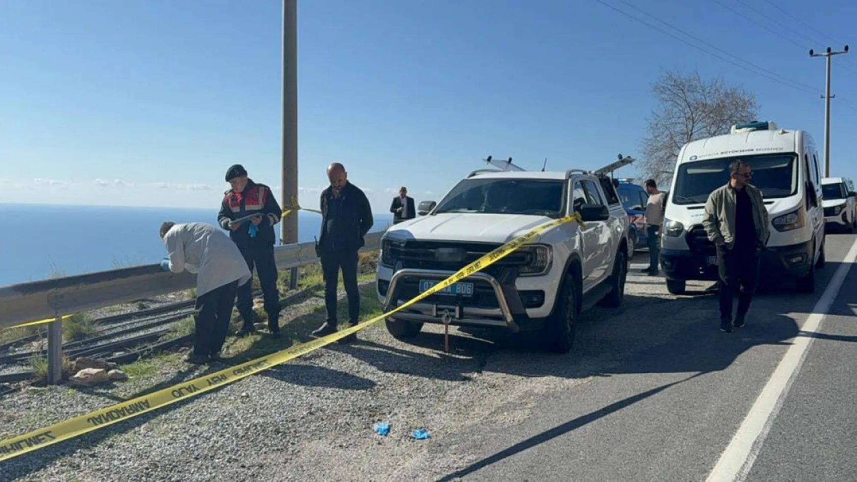 Antalya'da yol kenarında ölü bulunan kadının kocası ile oğlu tutuklandı