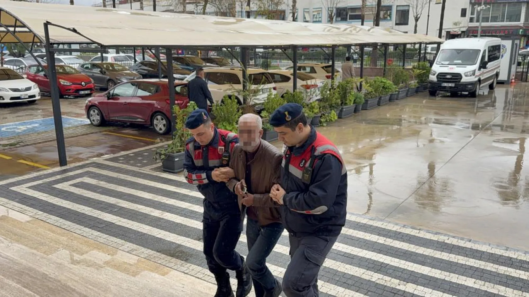 Antalya'da yol kenarında ölü bulunan kadının kocası ile oğlu tutuklandı