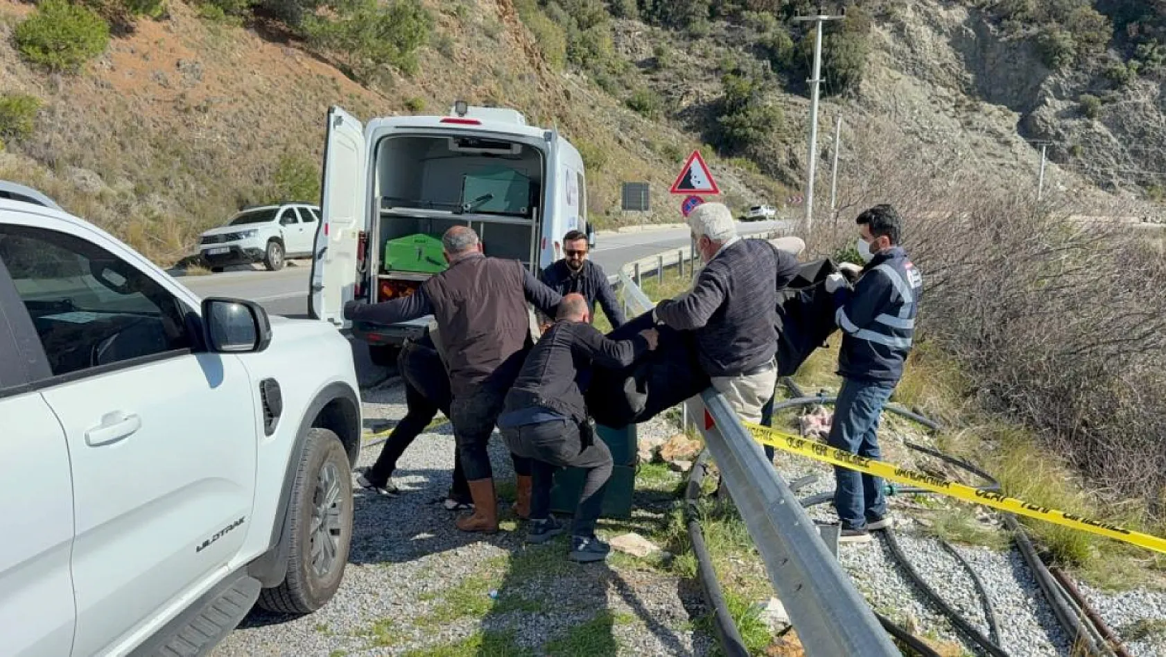 Antalya'da yol kenarında ölü bulunan kadının kocası ile oğlu tutuklandı