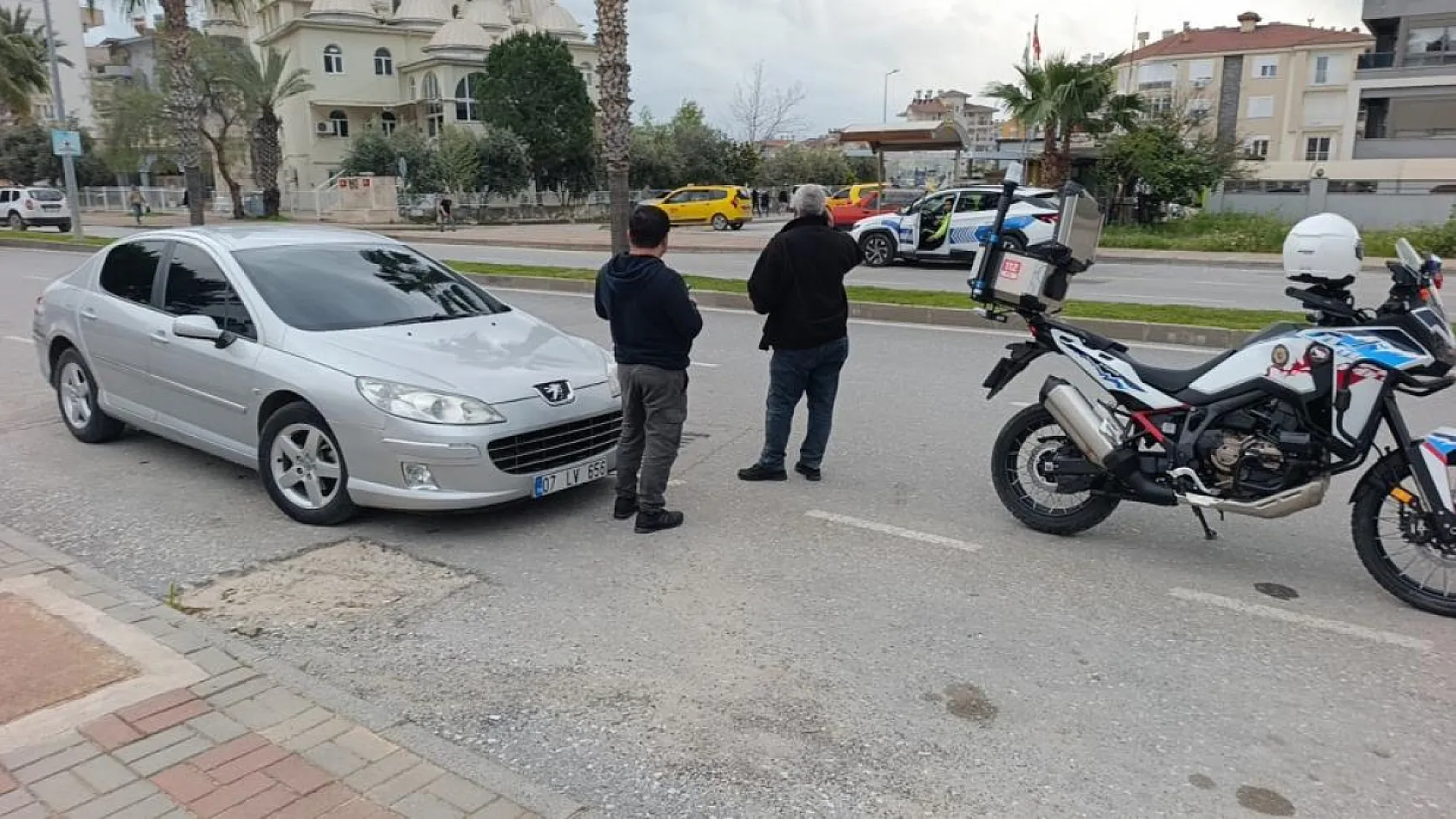 Antalya'da yürekleri ağza getiren kaza: Yola fırlayan 5 yaşındaki çocuğa otomobil çarptı