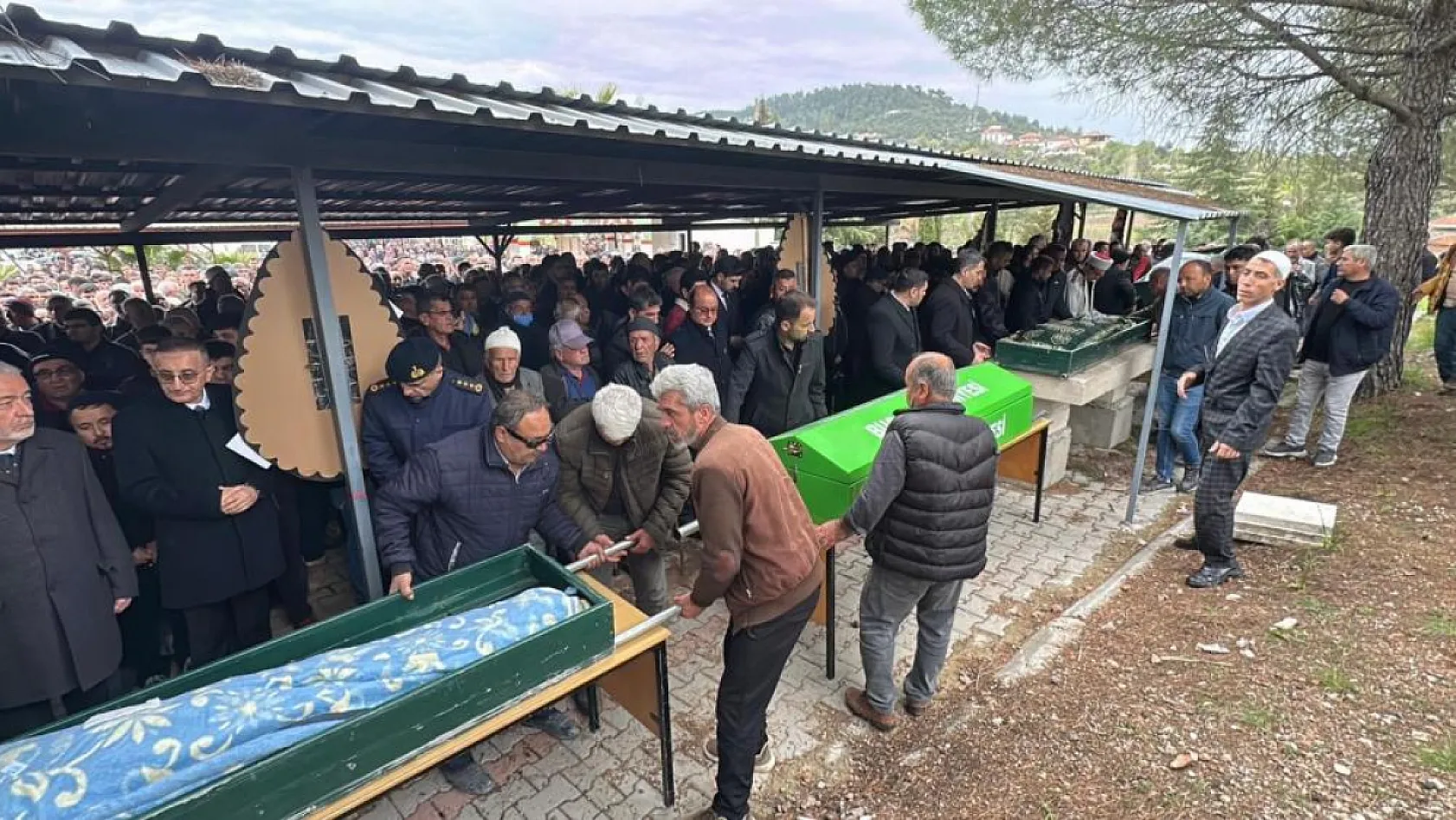 Antalya-Isparta Karayolu'ndaki kazada hayatını kaybeden tarım işçileri toprağa verildi
