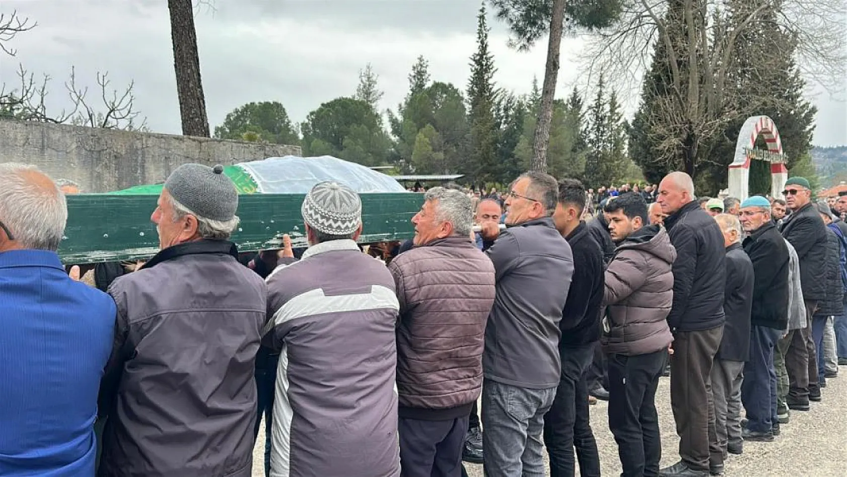 Antalya-Isparta Karayolu'ndaki kazada hayatını kaybeden tarım işçileri toprağa verildi