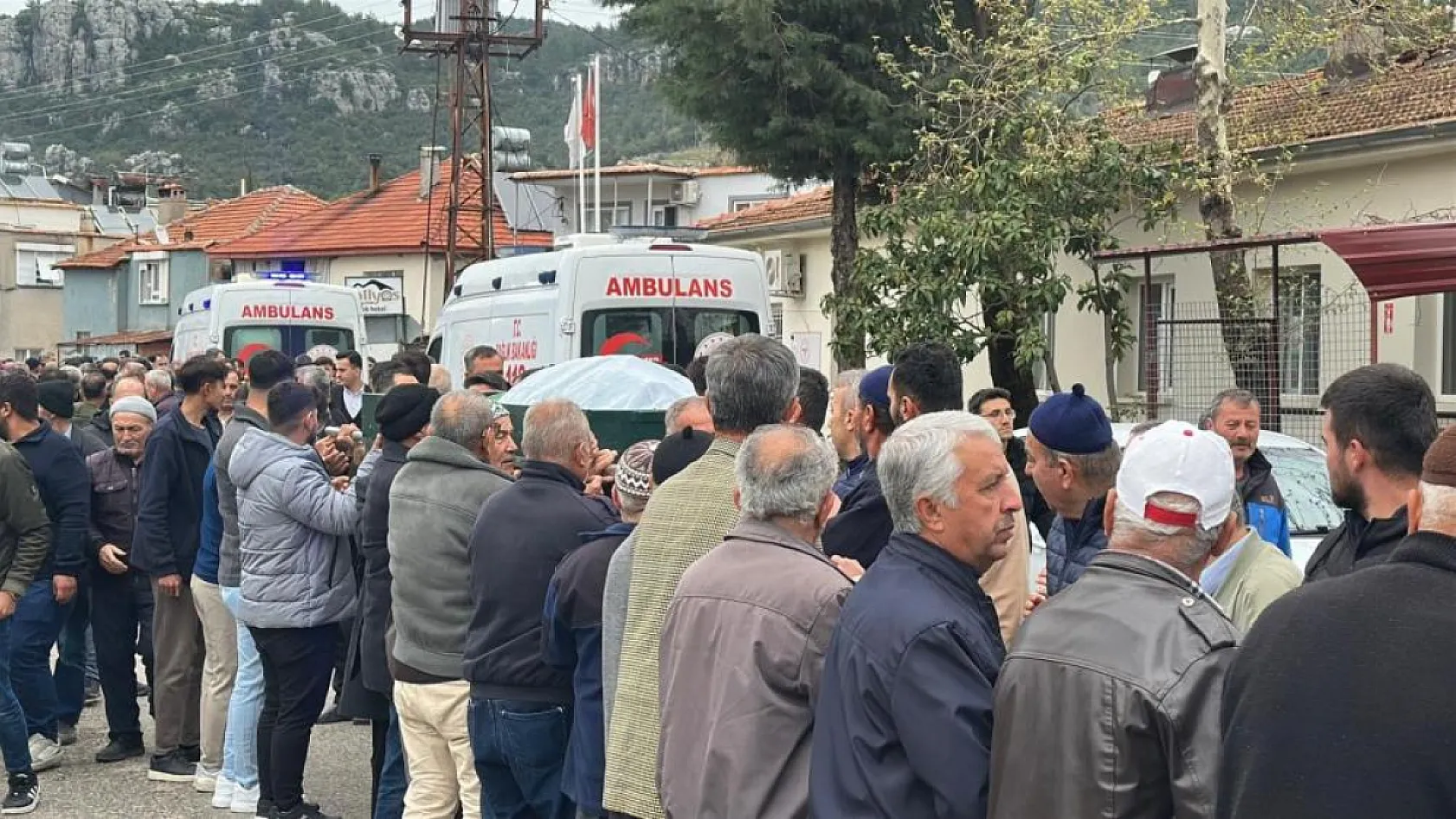 Antalya-Isparta Karayolu'ndaki kazada hayatını kaybeden tarım işçileri toprağa verildi