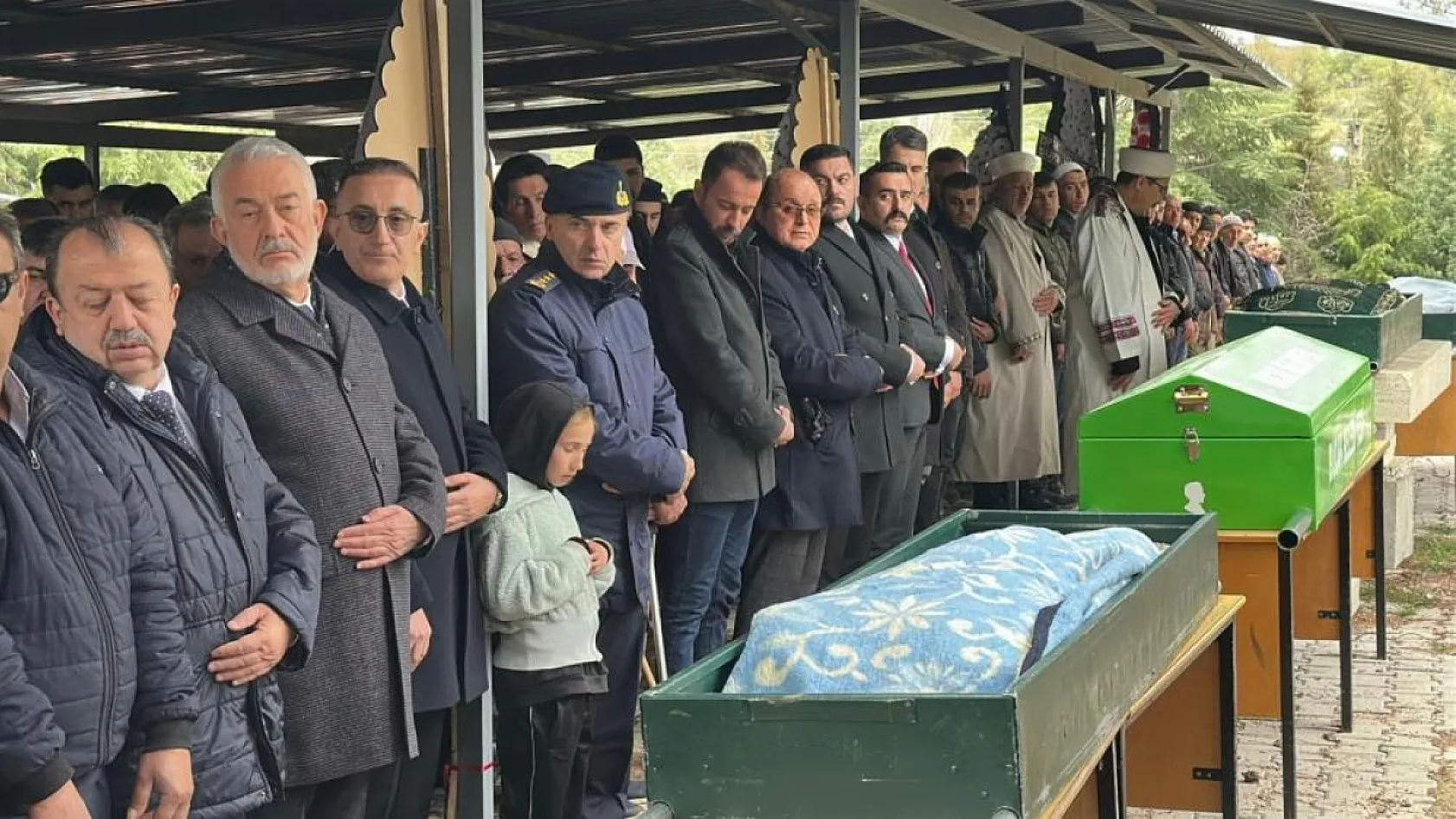 Antalya-Isparta Karayolu'ndaki kazada hayatını kaybeden tarım işçileri toprağa verildi