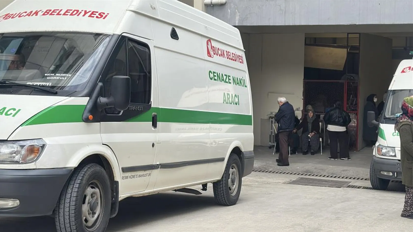 Antalya-Isparta karayolunda 7 canın yitip gittiği kazada hastane morgu önünde acı bekleyiş
