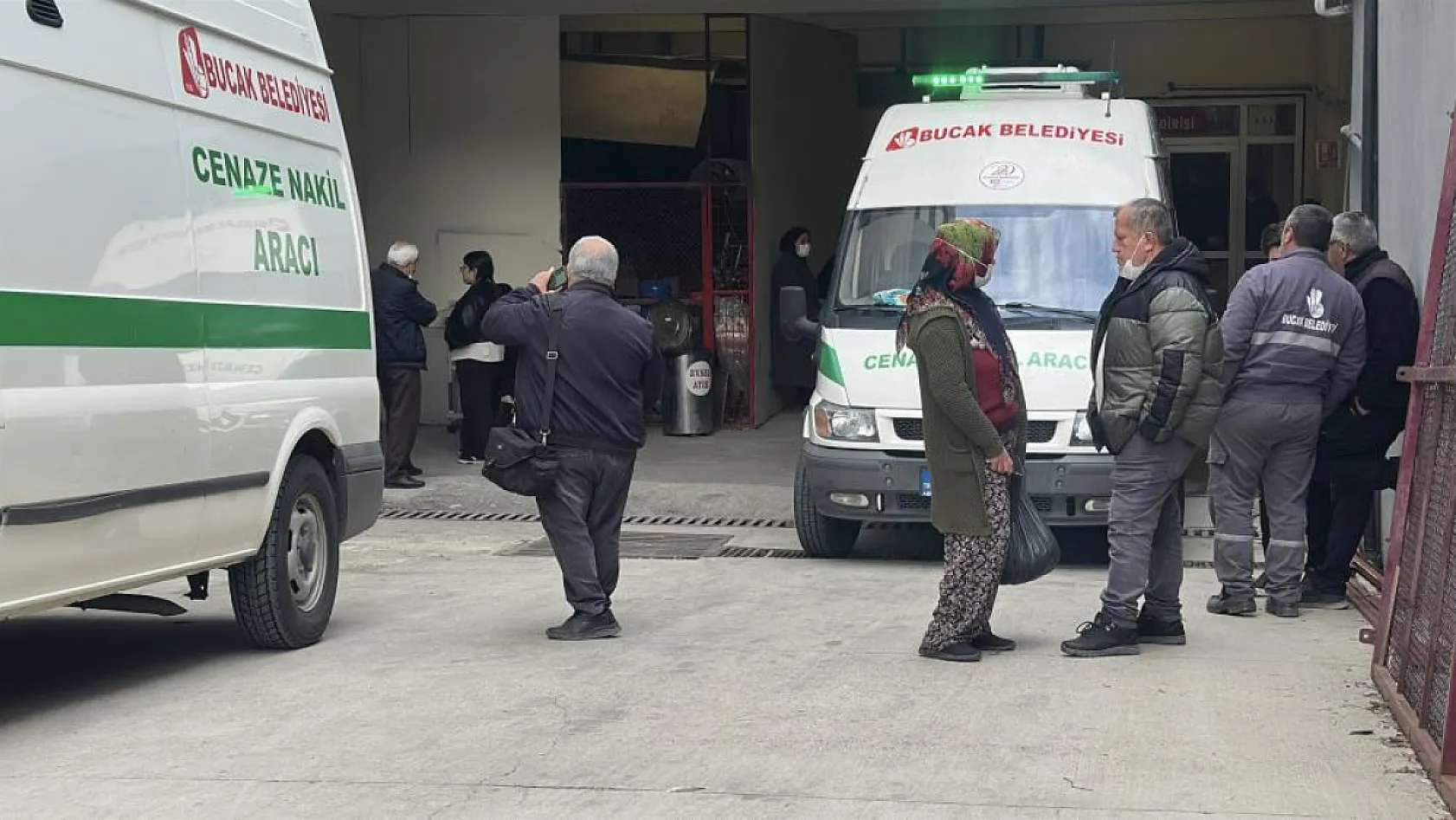 Antalya-Isparta karayolunda 7 canın yitip gittiği kazada hastane morgu önünde acı bekleyiş