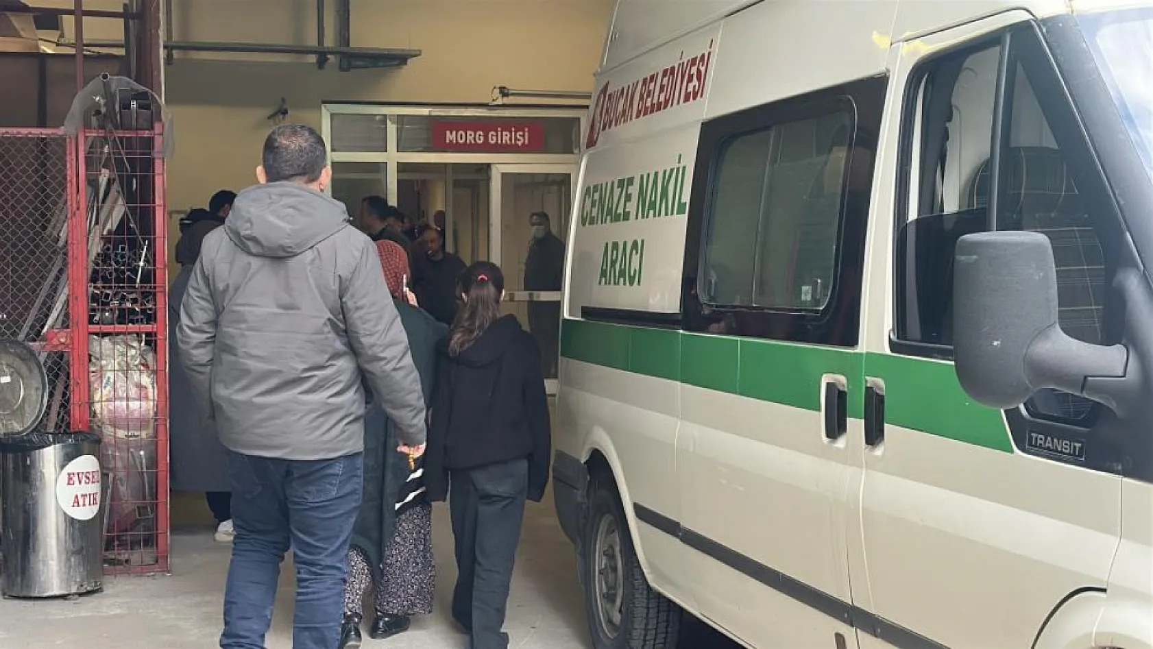 Antalya-Isparta karayolunda 7 canın yitip gittiği kazada hastane morgu önünde acı bekleyiş