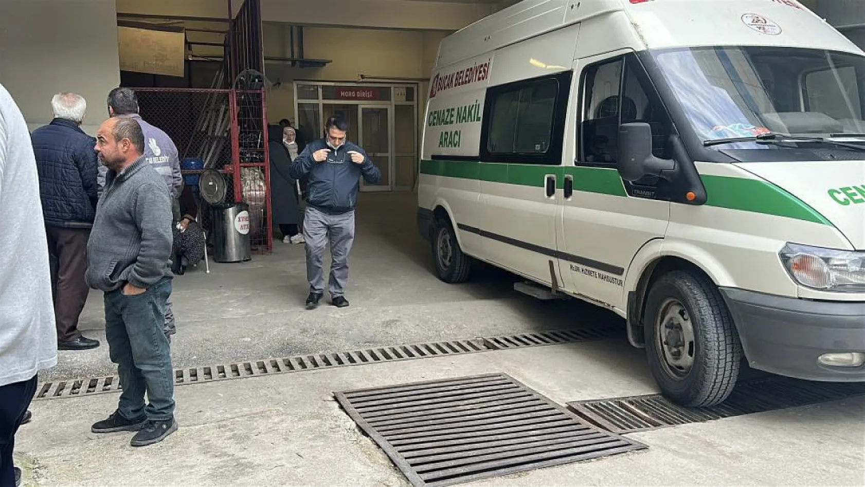 Antalya-Isparta karayolunda 7 canın yitip gittiği kazada hastane morgu önünde acı bekleyiş