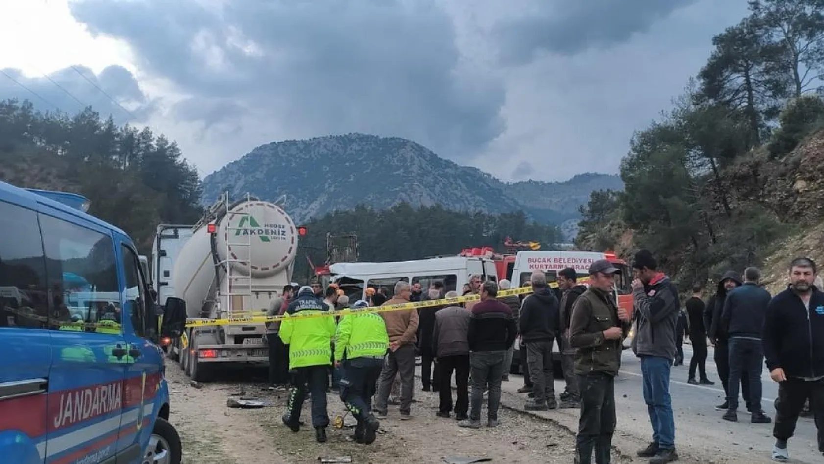 Antalya-Isparta karayolunda 7 canın yitip gittiği kazada hastane morgu önünde acı bekleyiş