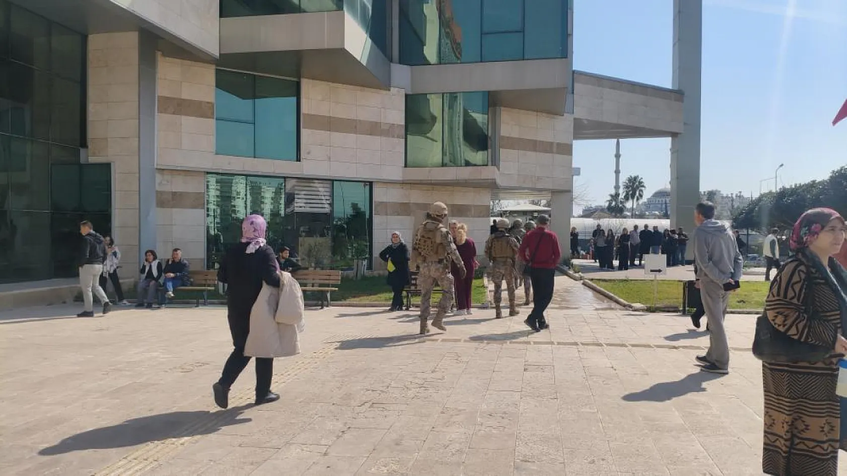 Antalya Kepez Kaymakamlığı'nda silah sesleri duyuldu