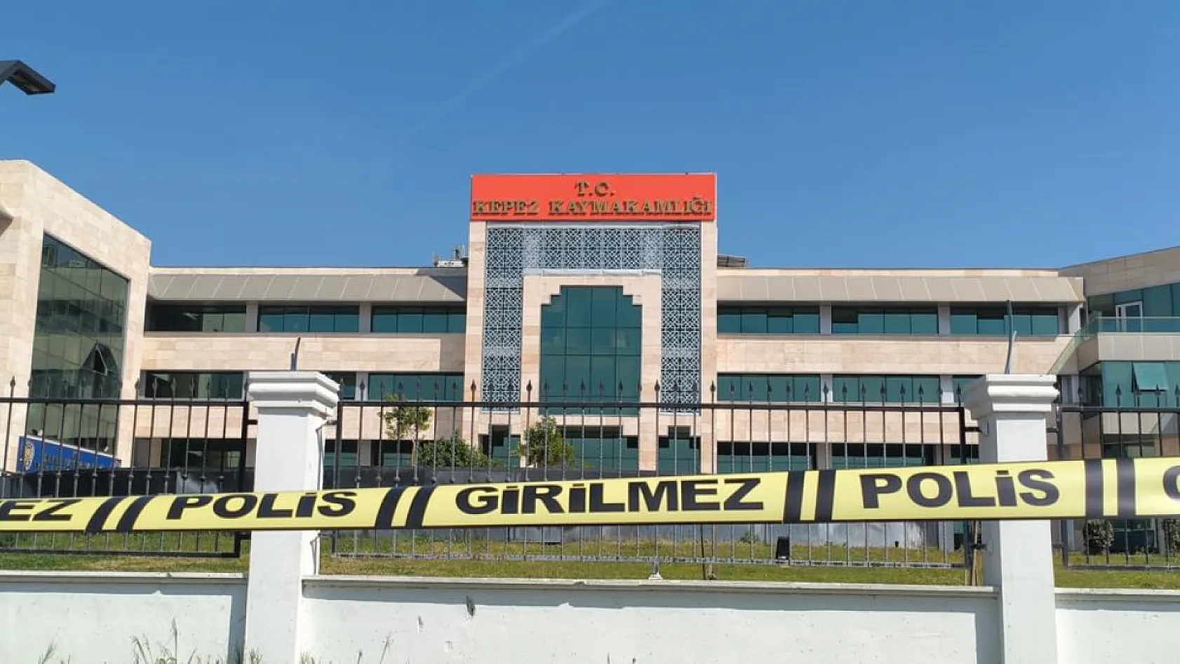 Antalya Kepez Kaymakamlığı'nda silah sesleri duyuldu