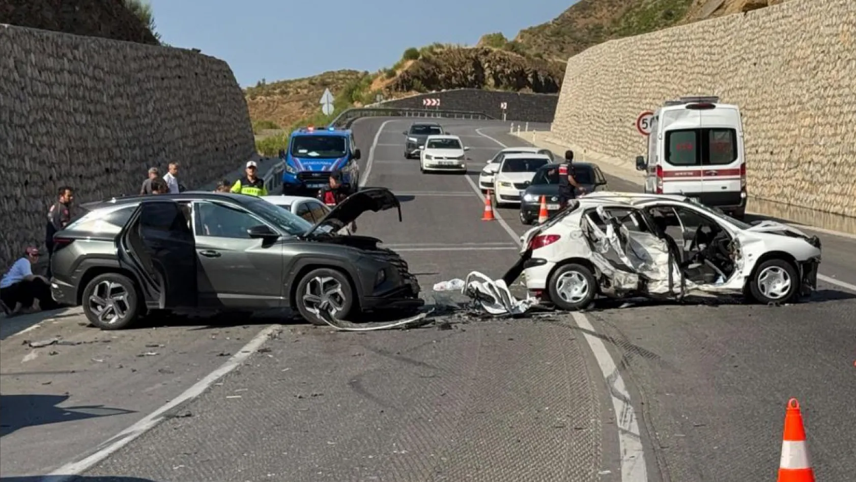 Antalya-Konya Yolu'nda Zincirleme Kaza: 4 Afganistanlı Yaralandı