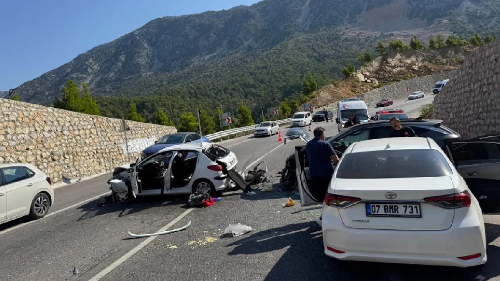 Antalya-Konya Yolu'nda Zincirleme Kaza: 4 Afganistanlı Yaralandı