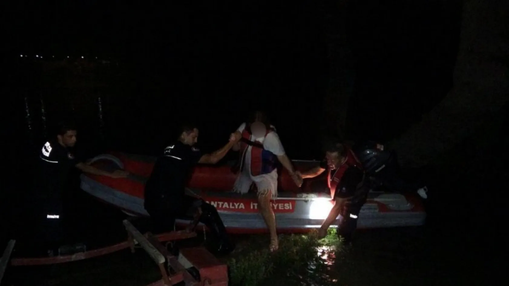 Antalya Manavgat Şelalesi'nde adacıkta mahsur kalan genç kız kurtarıldı