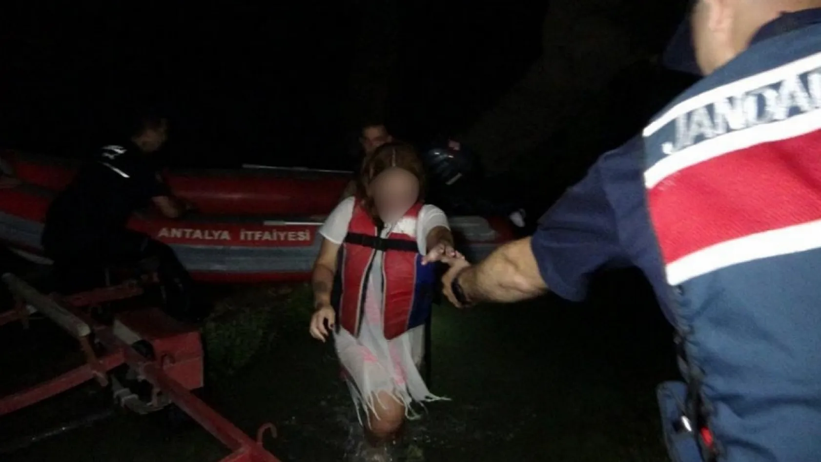 Antalya Manavgat Şelalesi'nde adacıkta mahsur kalan genç kız kurtarıldı