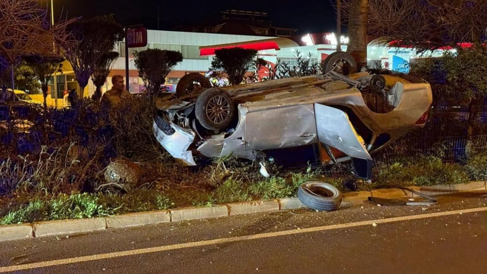Antalya'da takla atan otomobildeki 4 kişi yaralandı