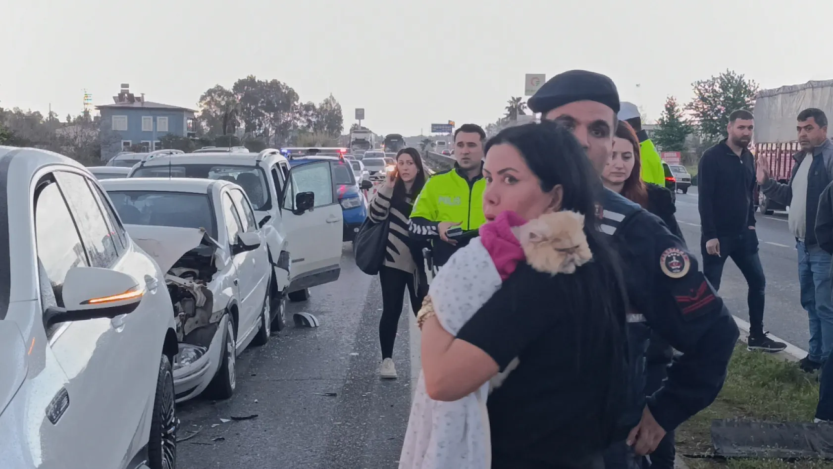 Antalya'da Kaza: Kırmızı ışıkta bekleyen araçlara çarptı, kaçtı