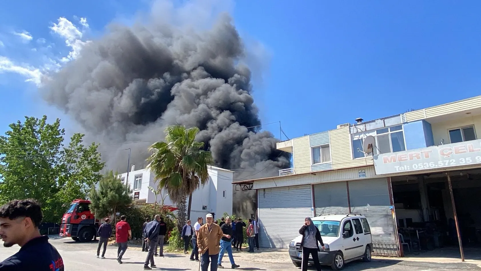 Antalya'da Korkutan Yangın! Depodan Yükselen Alevlere Ekipler Seferber Oldu