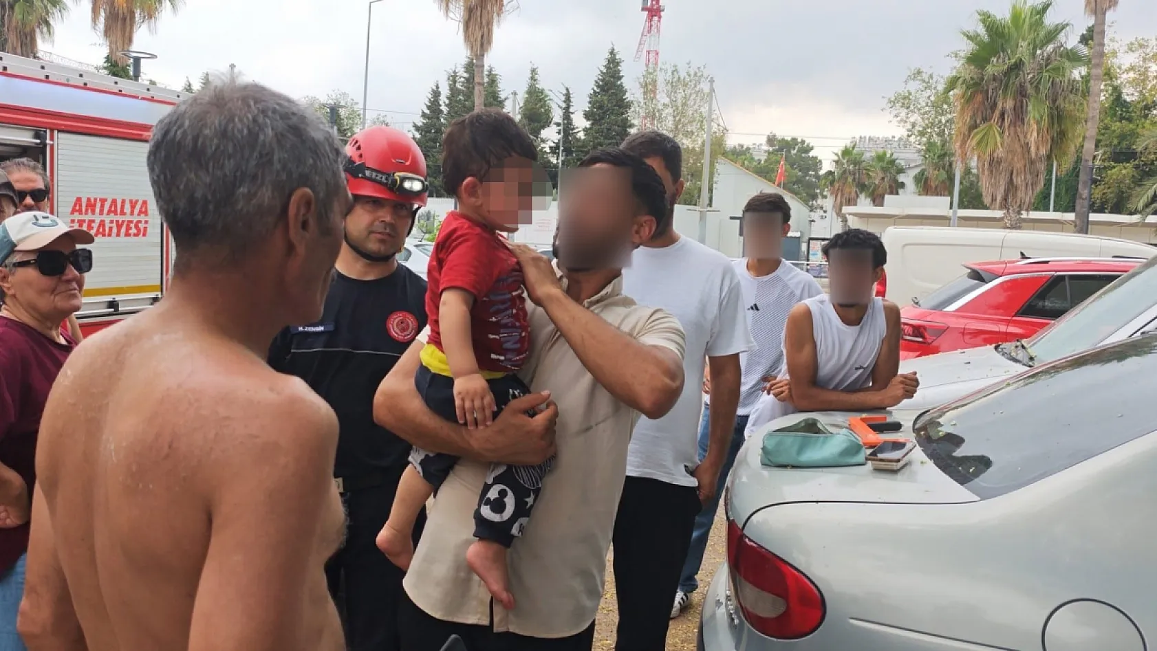 Antalya'da otomobilde kilitli kalan çocuğu itfaiye kurtardı