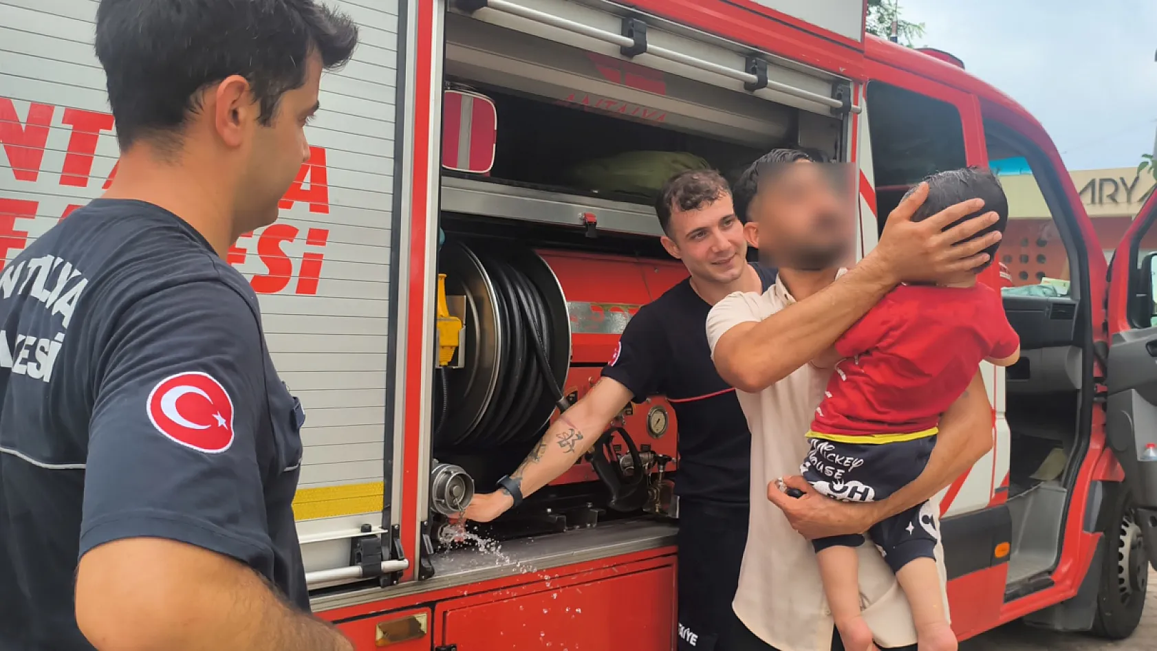Antalya'da otomobilde kilitli kalan çocuğu itfaiye kurtardı