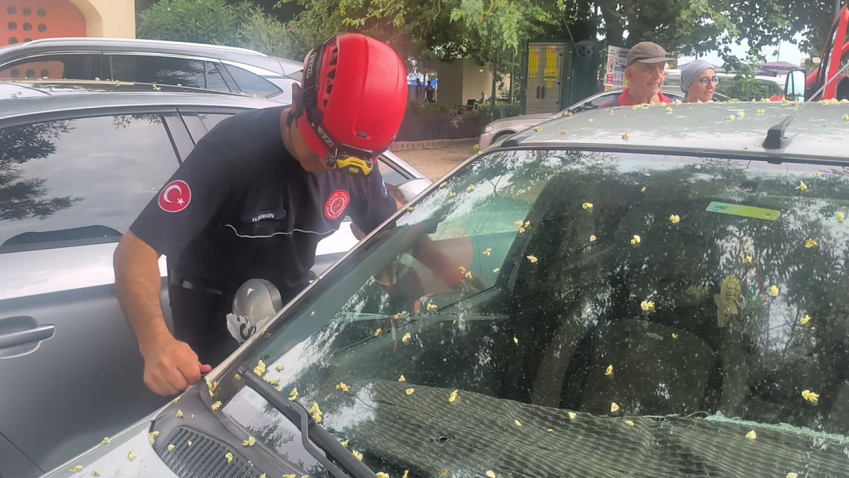 Antalya'da otomobilde kilitli kalan çocuğu itfaiye kurtardı