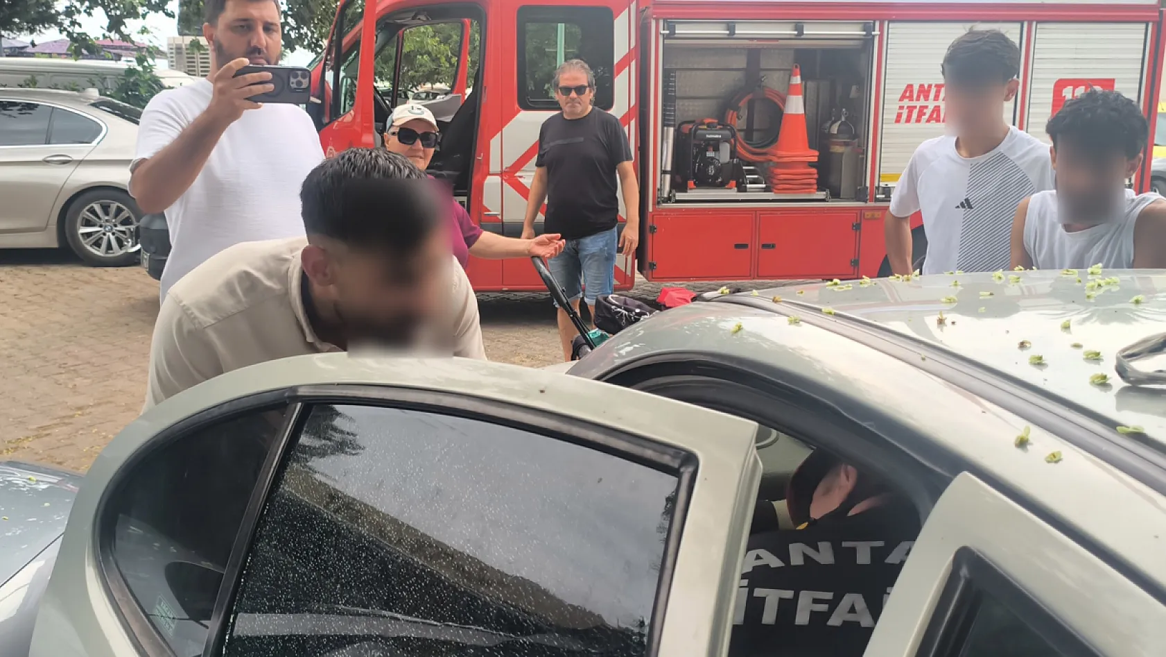 Antalya'da otomobilde kilitli kalan çocuğu itfaiye kurtardı
