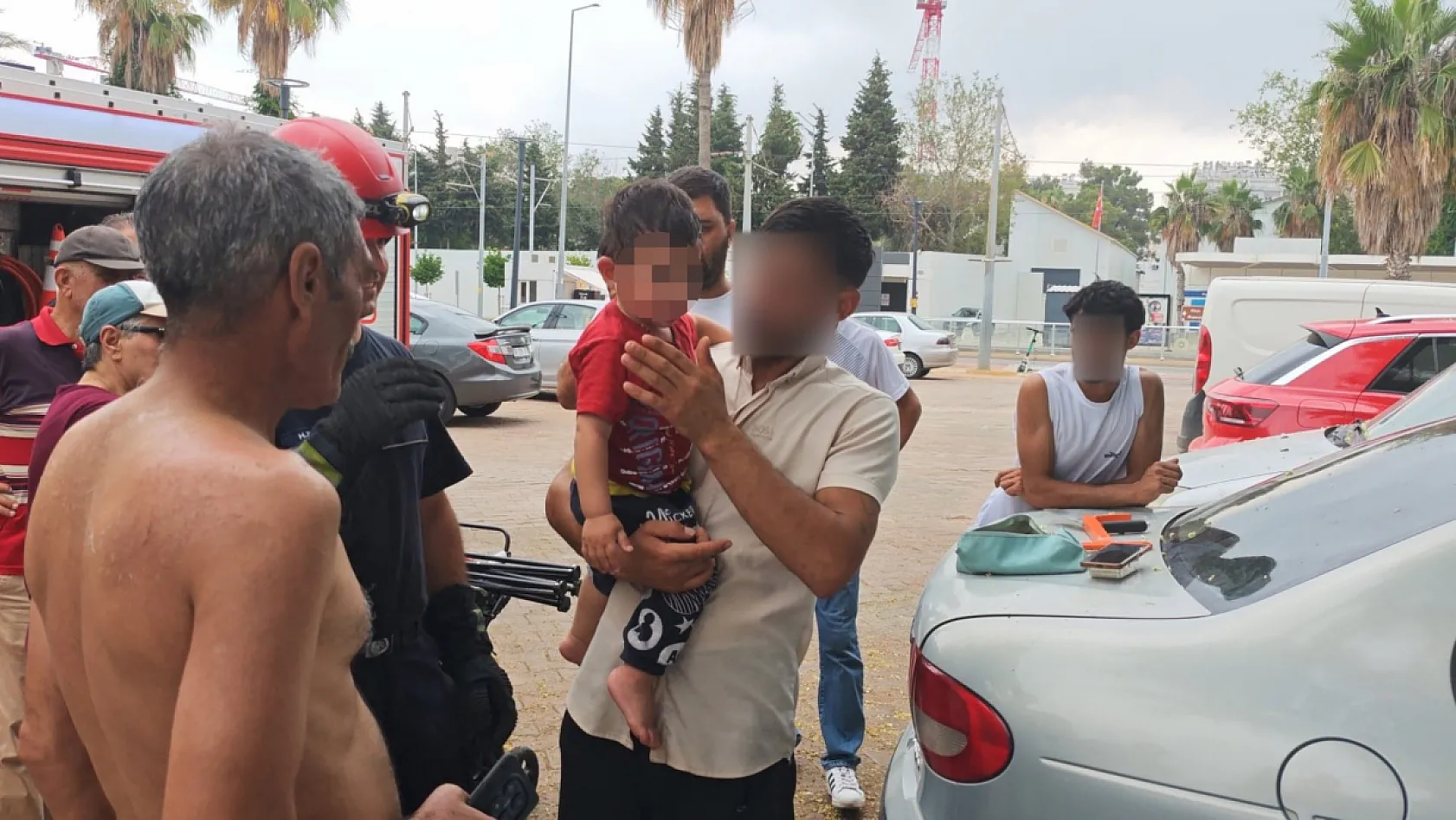 Antalya'da otomobilde kilitli kalan çocuğu itfaiye kurtardı