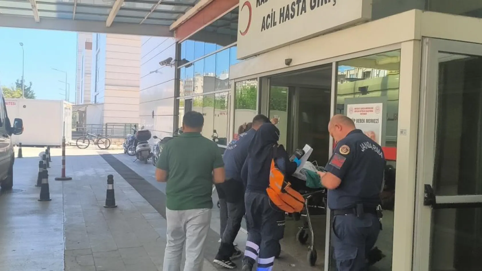 Araç içerisinde mahsur kalıp, baygın bulunan çocuk yoğun bakıma alındı
