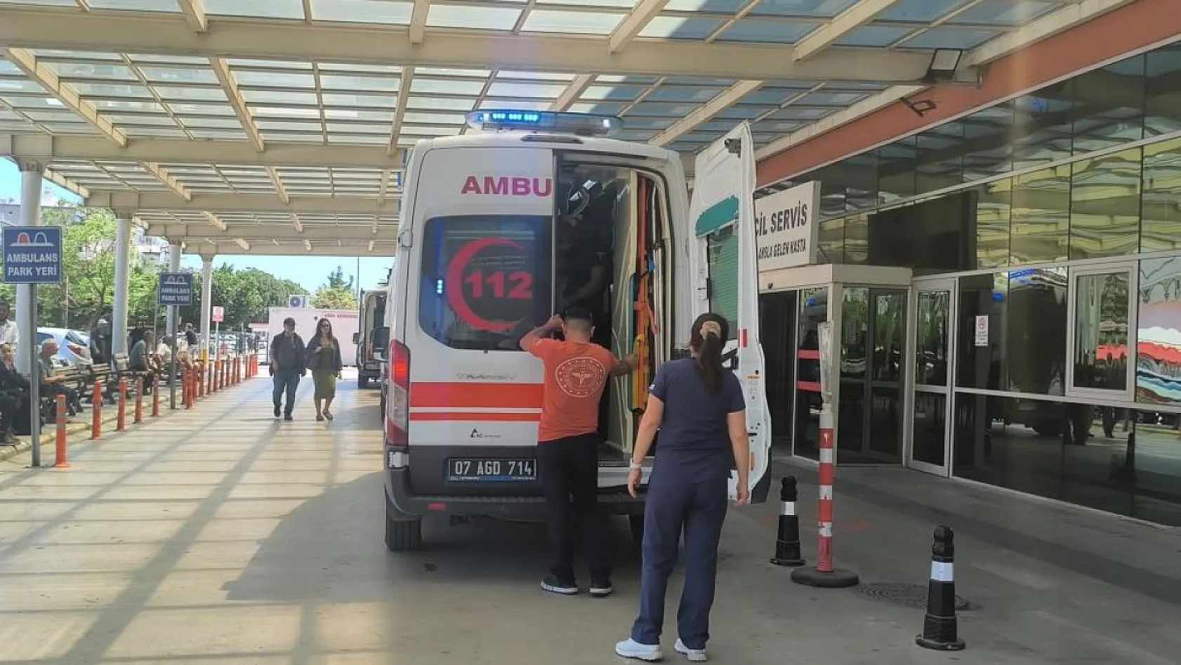 Araç içerisinde mahsur kalıp, baygın bulunan çocuk yoğun bakıma alındı