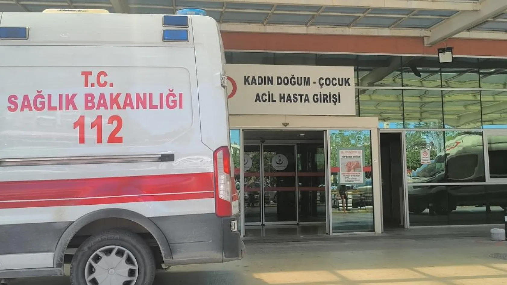 Araç içerisinde mahsur kalıp, baygın bulunan çocuk yoğun bakıma alındı