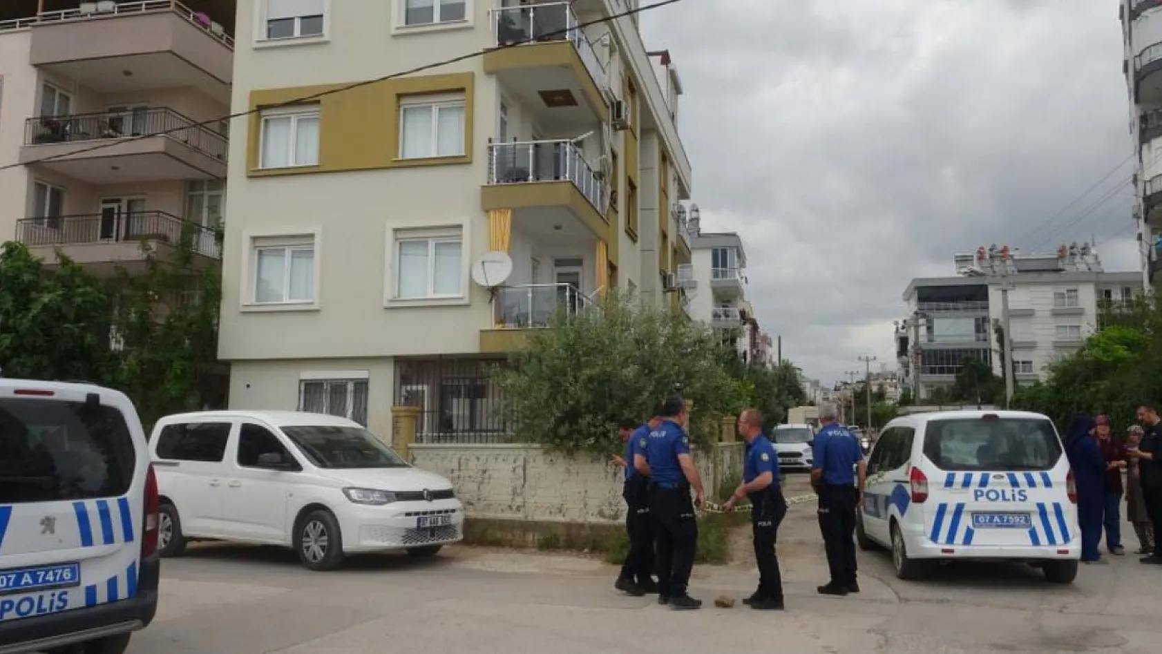 Antalya'da aracın anahtarını vermeyen annesine sinirlenince eve pompalı tüfekle ateş açtı