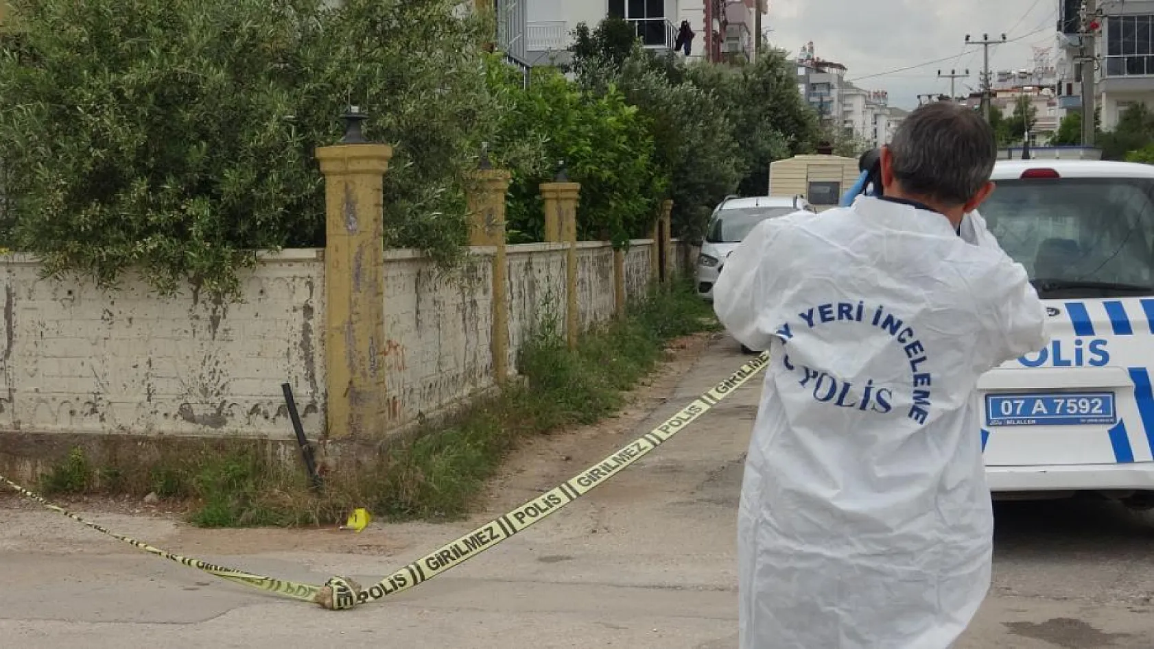 Antalya'da aracın anahtarını vermeyen annesine sinirlenince eve pompalı tüfekle ateş açtı