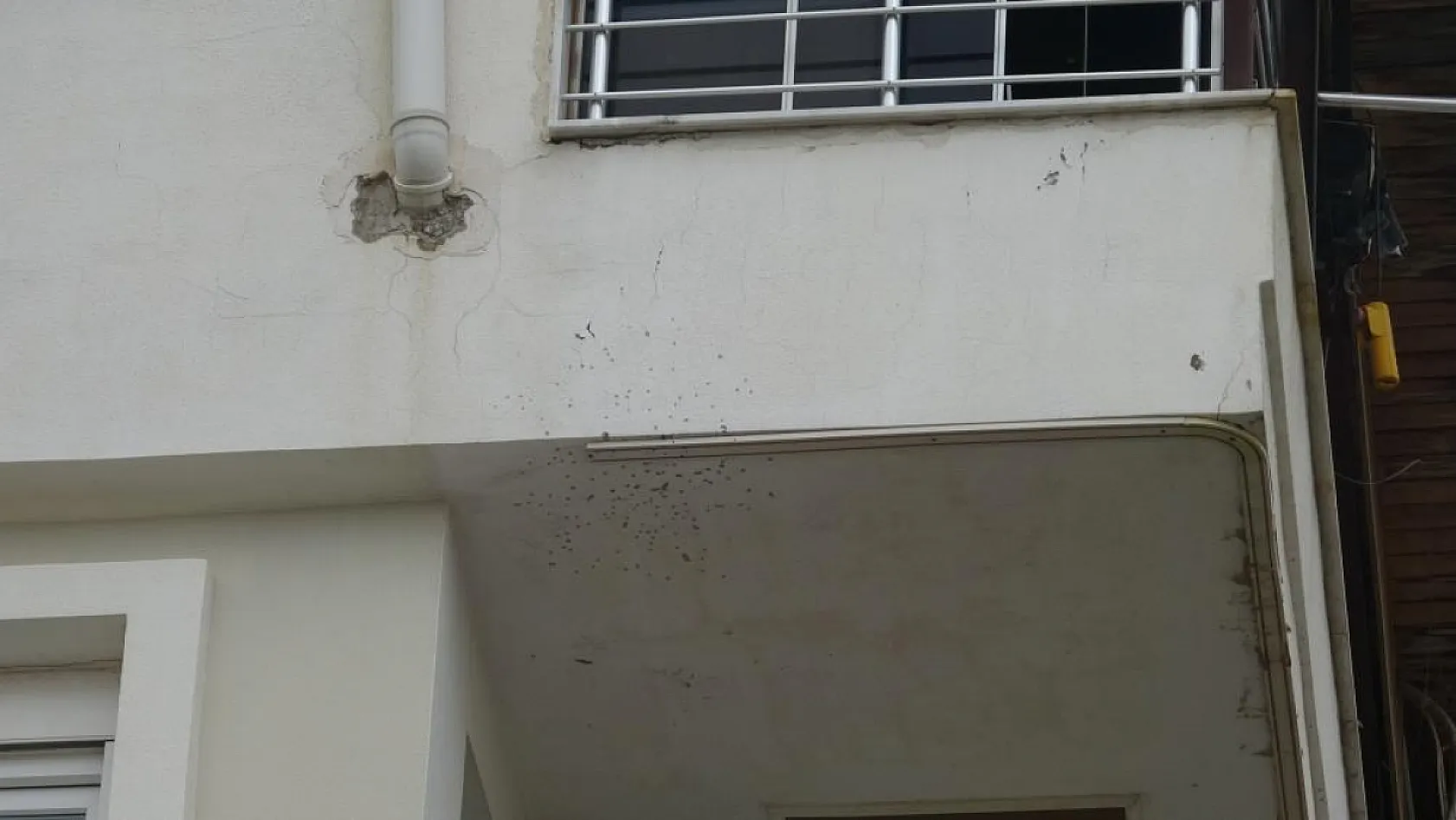 Antalya'da aracın anahtarını vermeyen annesine sinirlenince eve pompalı tüfekle ateş açtı