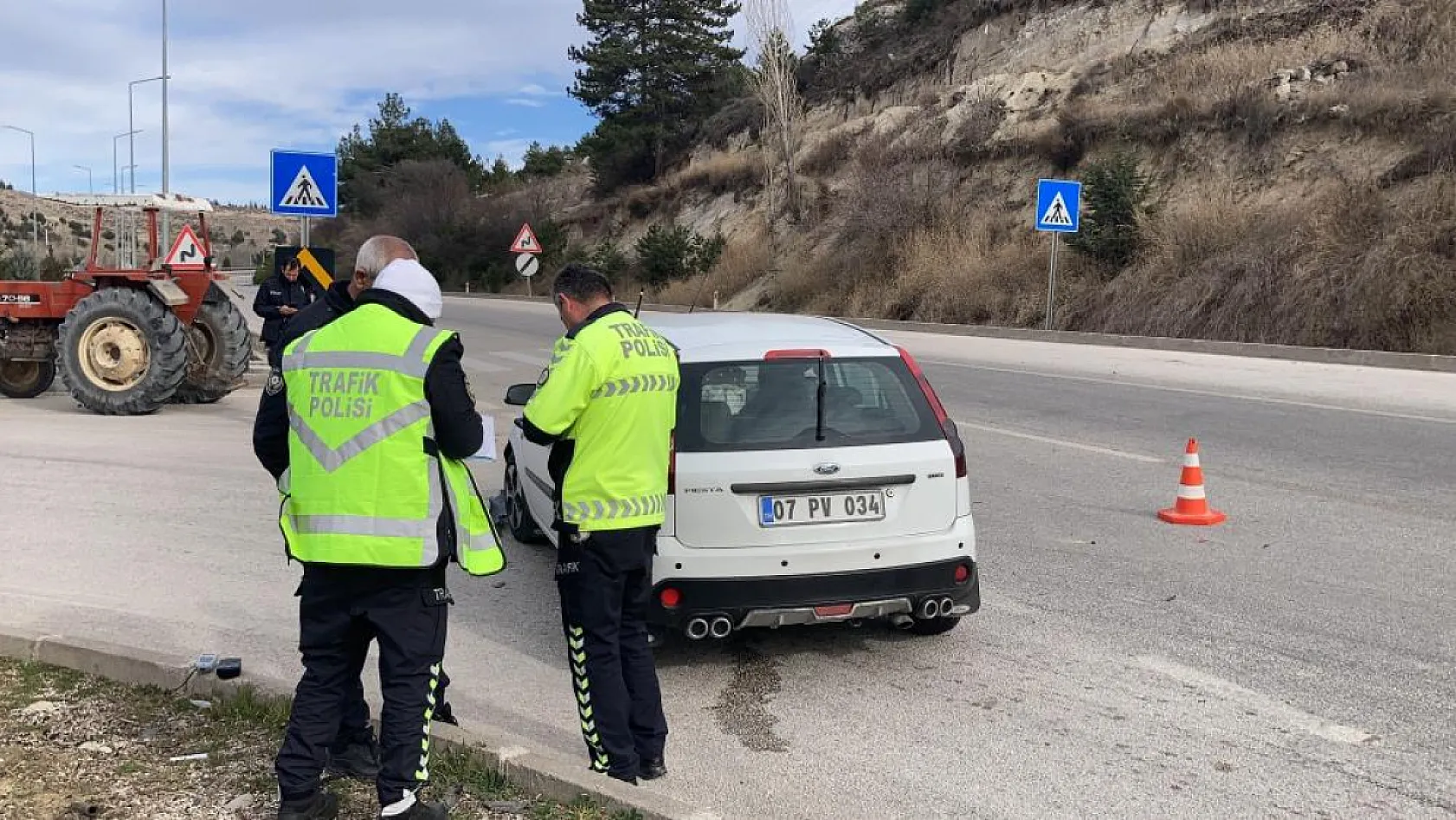 Traktör ile otomobil çarpıştı! Feci kazada 2 yaralı..