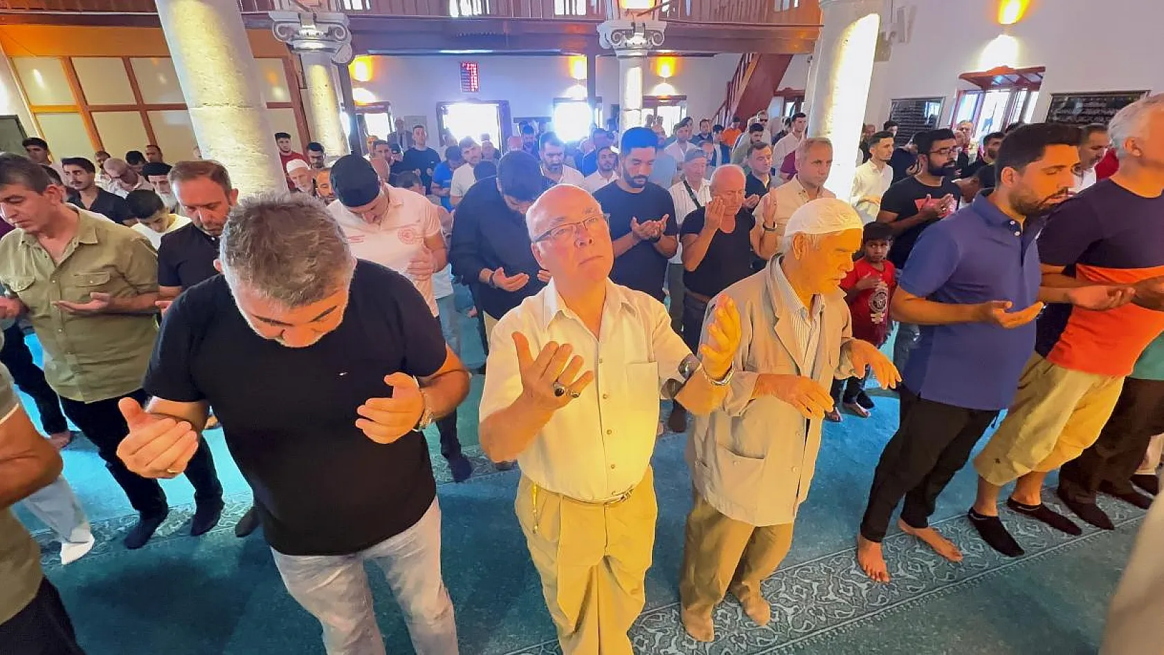 Tüm camilerde yağmur duası yapıldı