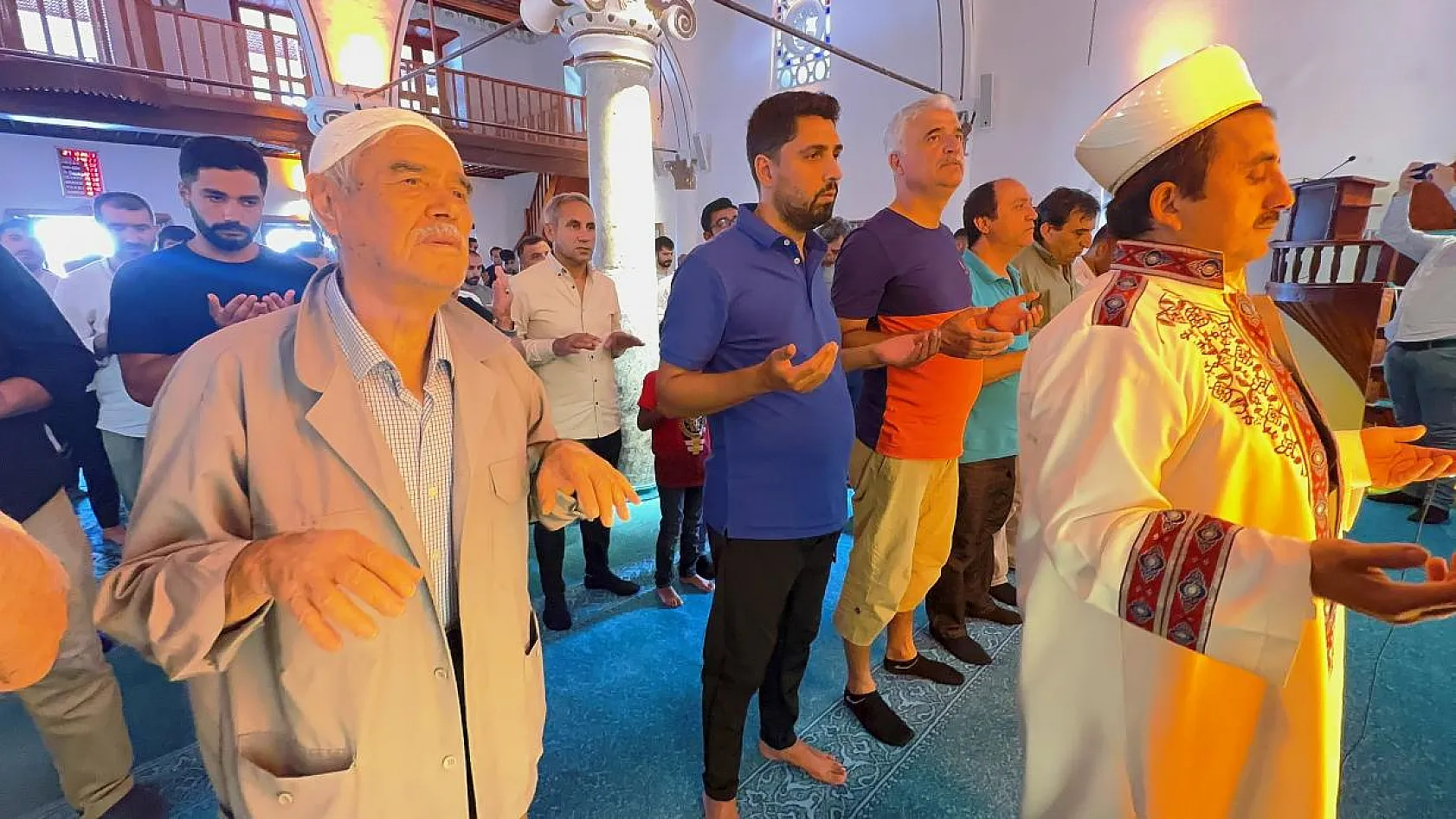 Tüm camilerde yağmur duası yapıldı
