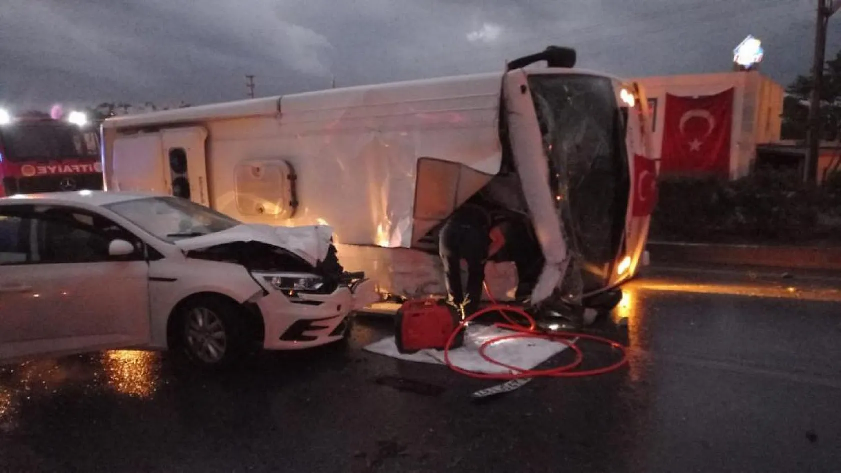 Midibüs karşı şeride geçti, 4 kişi yaralandı
