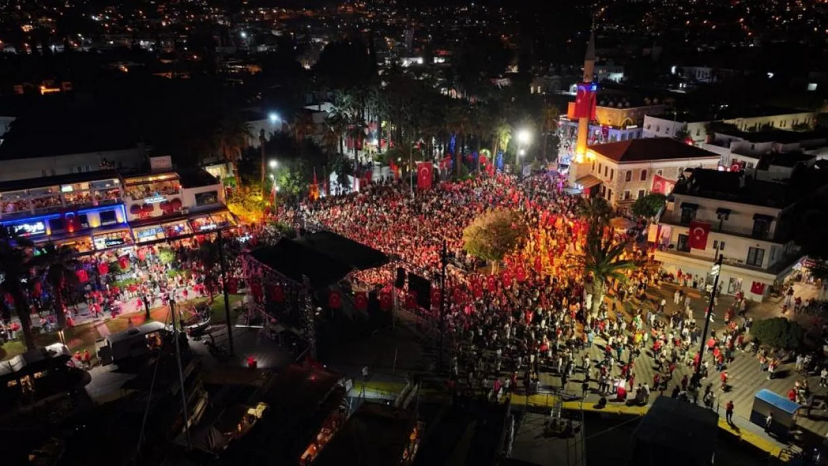 Cumhuriyet'in coşkusundan insanlar sokaklara sığmadı